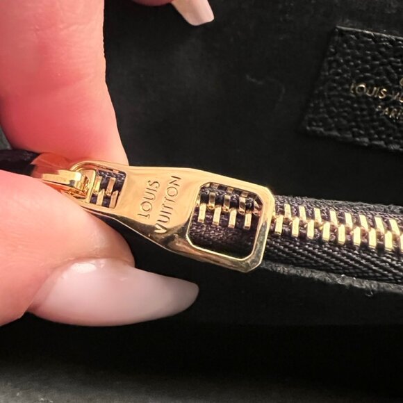 New with Receipt Louis Vuitton Metis East West Pouchette in Black - Picture 7 of 16